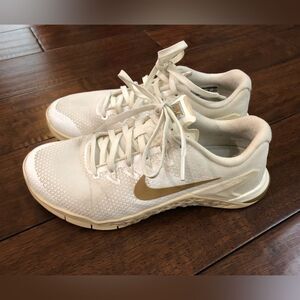 Nike Women’s Cream Gold Tennis Shoes 7 B2G2 FREE